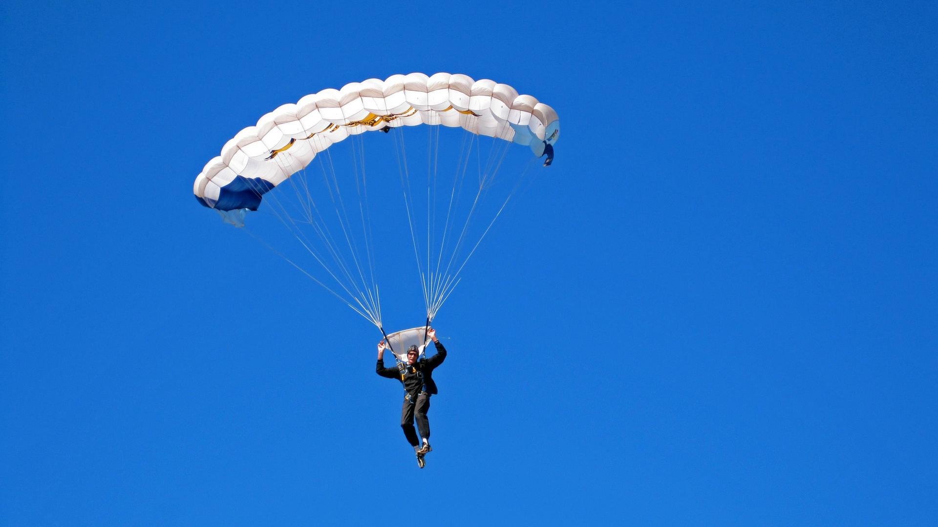 橙色逆袭，皮亚斯特里狂飙破局，迈凯伦终结银箭神话