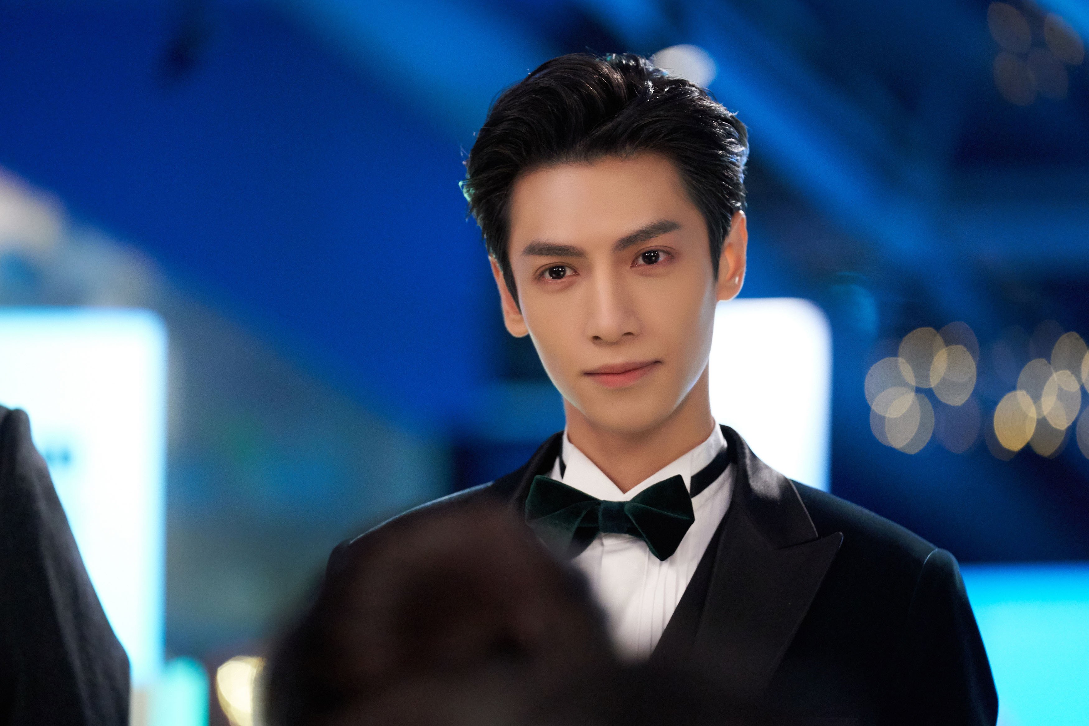 当F1引擎在巴林咆哮，三笘薰在英超赛道完成弯道超车